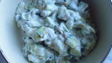 Masht-o Khiyaar (Persian Cucumber Salad with Sultanas and Walnuts)