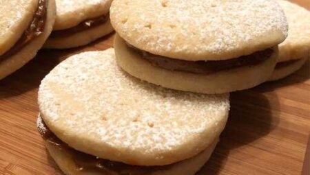 Alfajores (Dulce de Leche Sandwich Cookies)