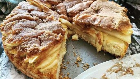 Yabluchnyk (Ukrainian Apple Cake)