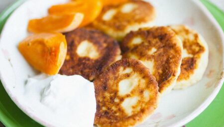 Russian Cheese Pancakes (Syrniki)