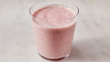 Strawberry Oatmeal Breakfast Smoothie